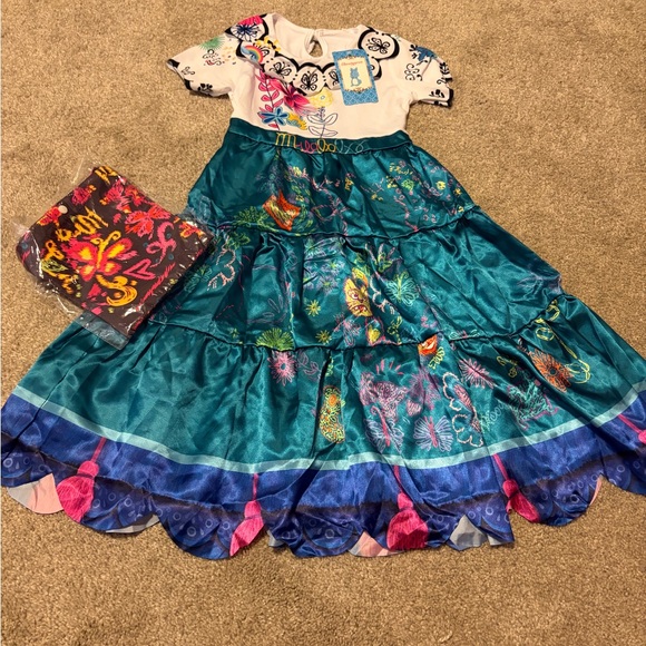 - Mirabel Madrigal Cosplay - Picture 2 of 7